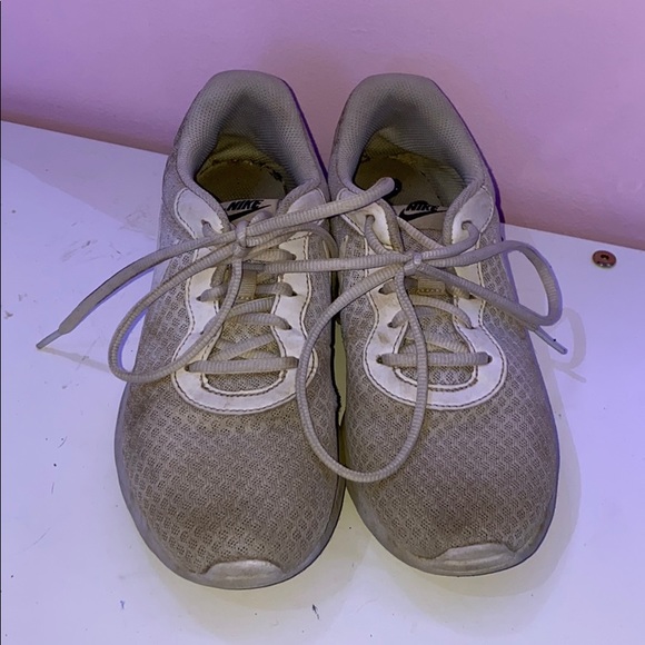 White nike sneaker - Picture 3 of 3